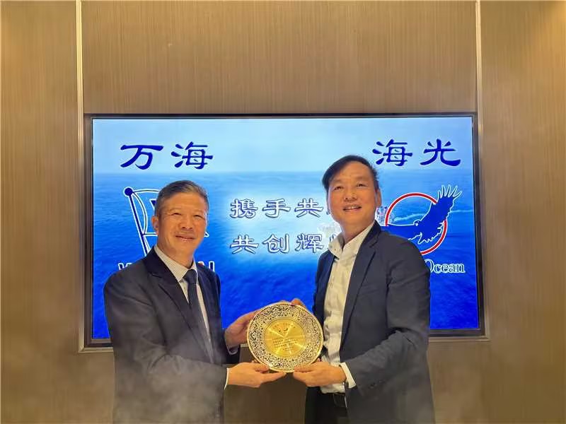 董事長(zhǎng)與萬(wàn)海領(lǐng)導(dǎo)聚餐