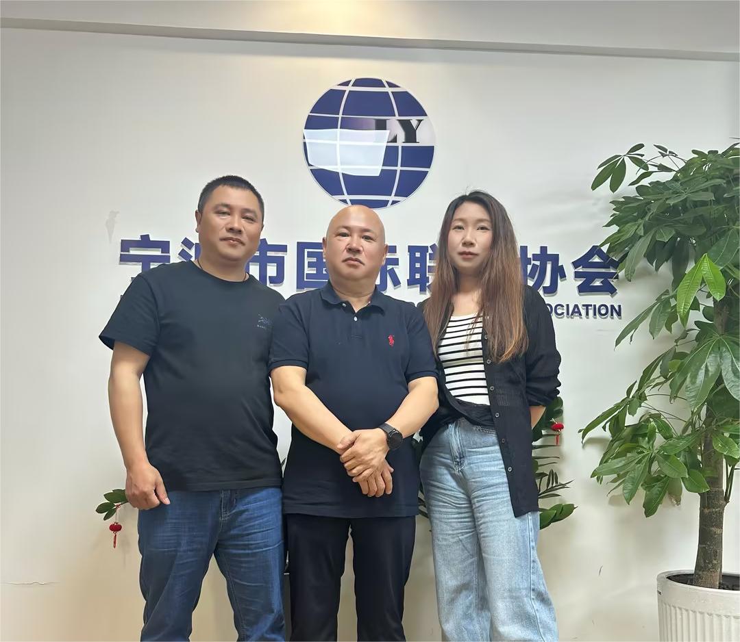 二位同仁拜訪寧波市國際聯(lián)運(yùn)協(xié)會孟秘書長